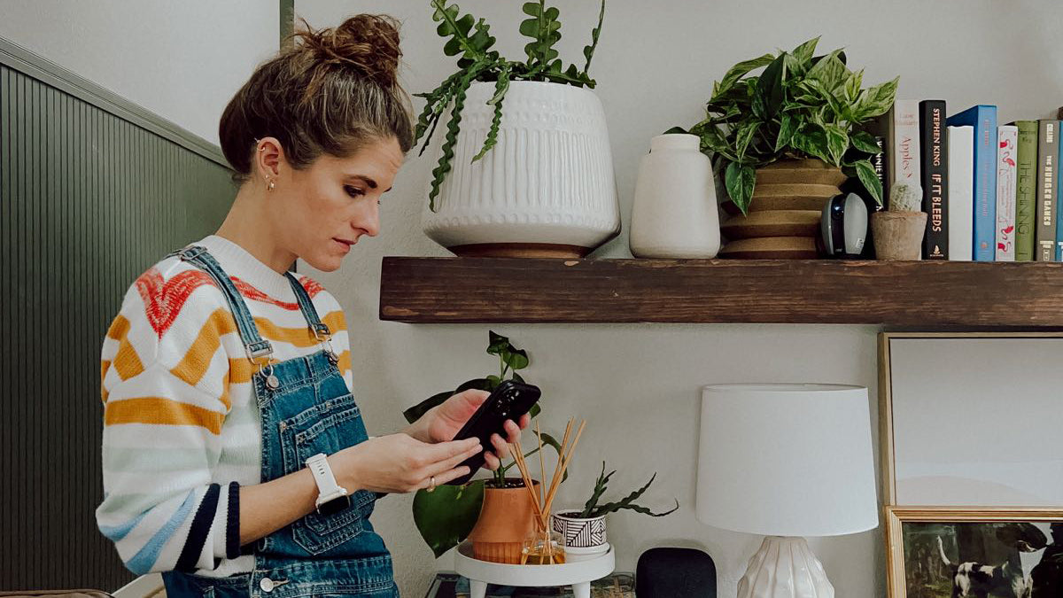 Feit Electric smart indoor camera installation in living room